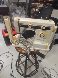 KAYSER 700 MADE FOR PFAFF Oldtimer mit Pedal/Koffer - nicht vollständig getestet