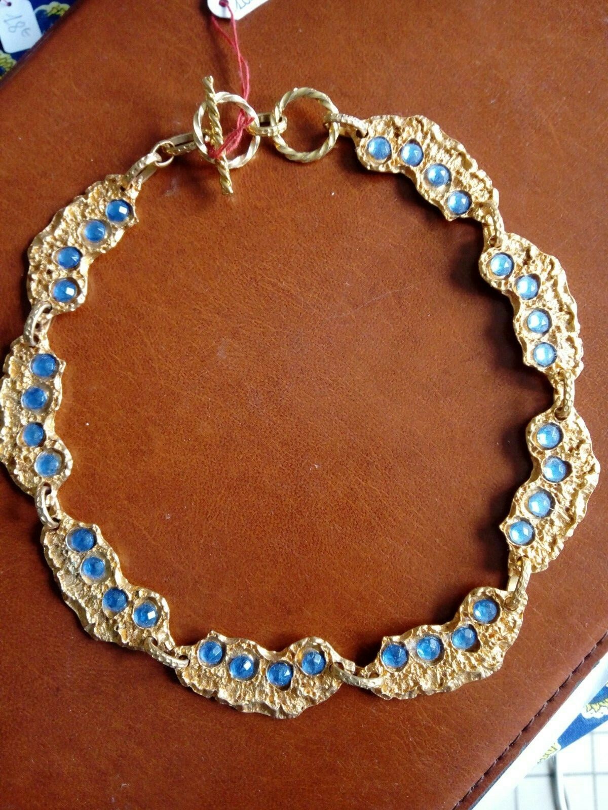 Collier cratères de lune idéal pour illuminer une tenue de soirée chic