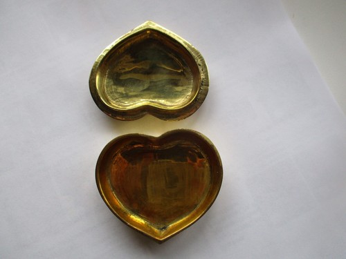 Hampton Brass, Made in India Heavy ornate heart shaped trinket box with lid - Picture 3 of 7