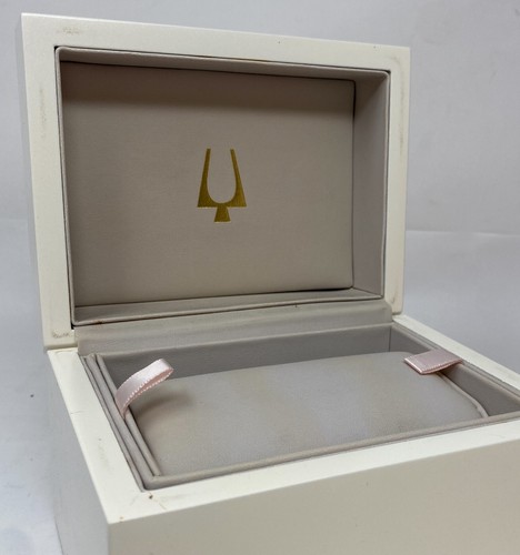 Bulova Hardcover White Display/Storage Box - Fits Approx 3 Watches - 6x4.5x4 - Picture 3 of 3