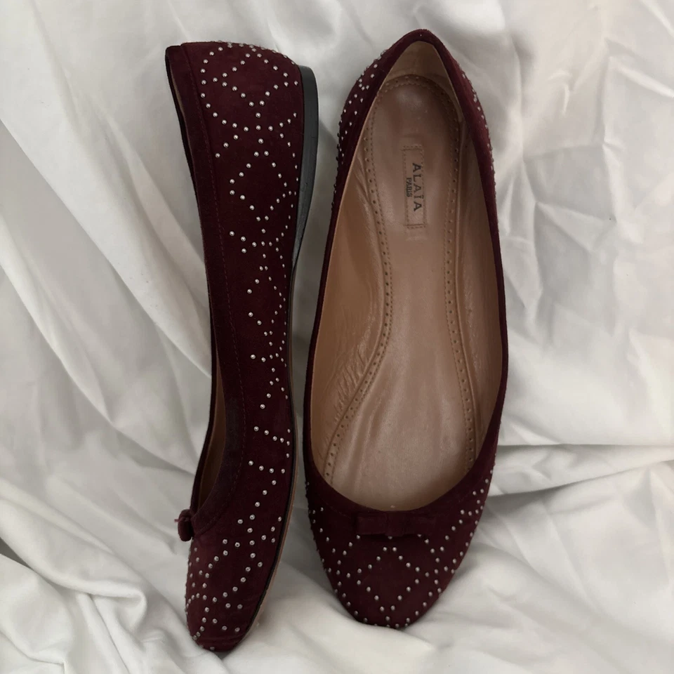 Zapatos planos de ballet de gamuza borgoña talla 10,5 ALAIA Paris con tachuelas punta de almendra 40,5 Foto 3 de 4