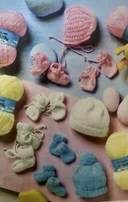 Baby Strickmuster M&uuml;tzen, Haube, Handschuhe & Stiefel in 4-lagig passend f&uuml;r Prem-1 Jahr C57