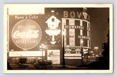 England, London: Picadilly Circus, Weihnachten, 1958. Coca-Cola, Bovril & Schweppes.