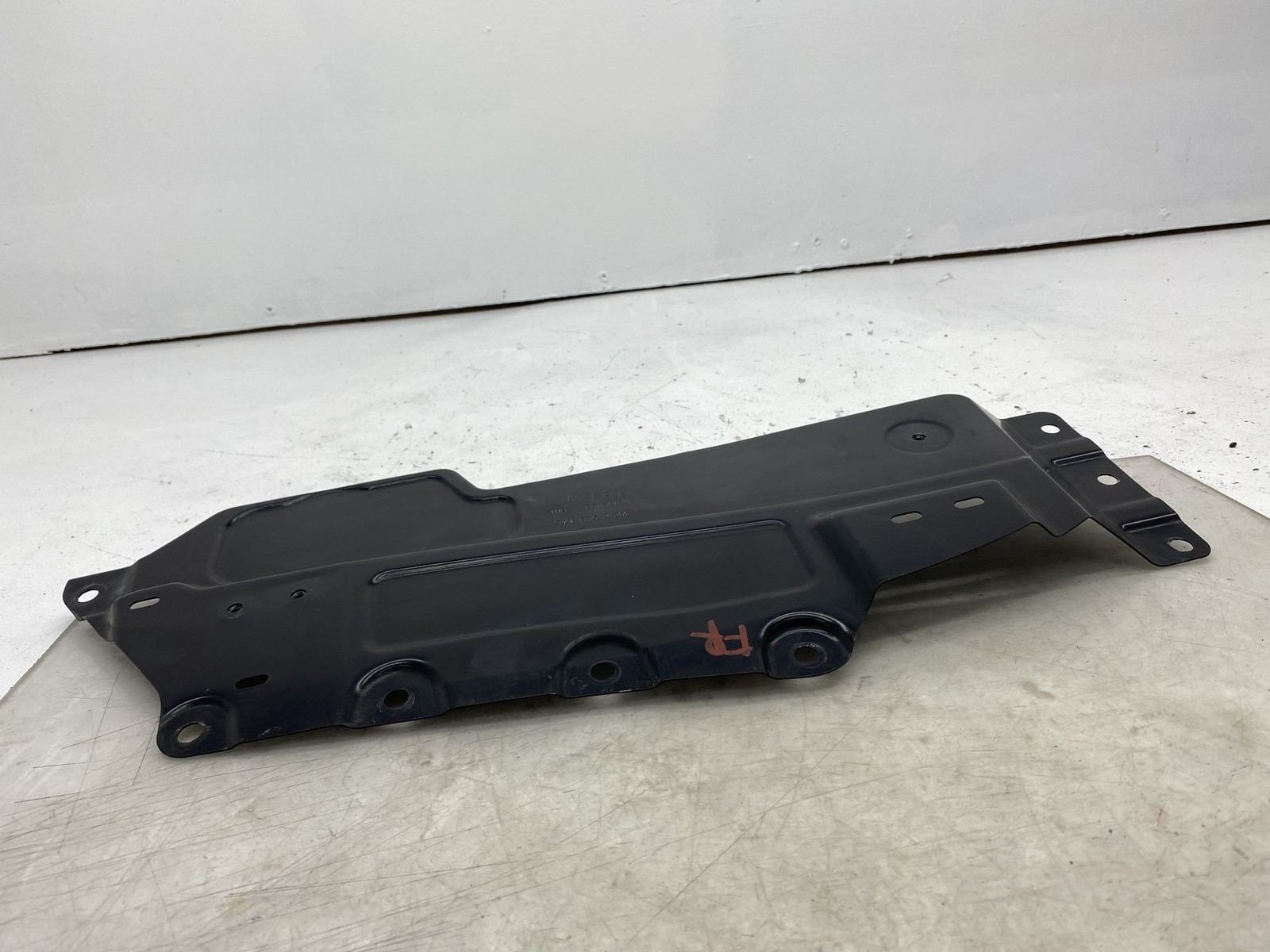 2010-2020 BENTLEY MULSANNE RIGHT PLENUMB CHAMBER COVER PANEL BRACKET 3Y1805284