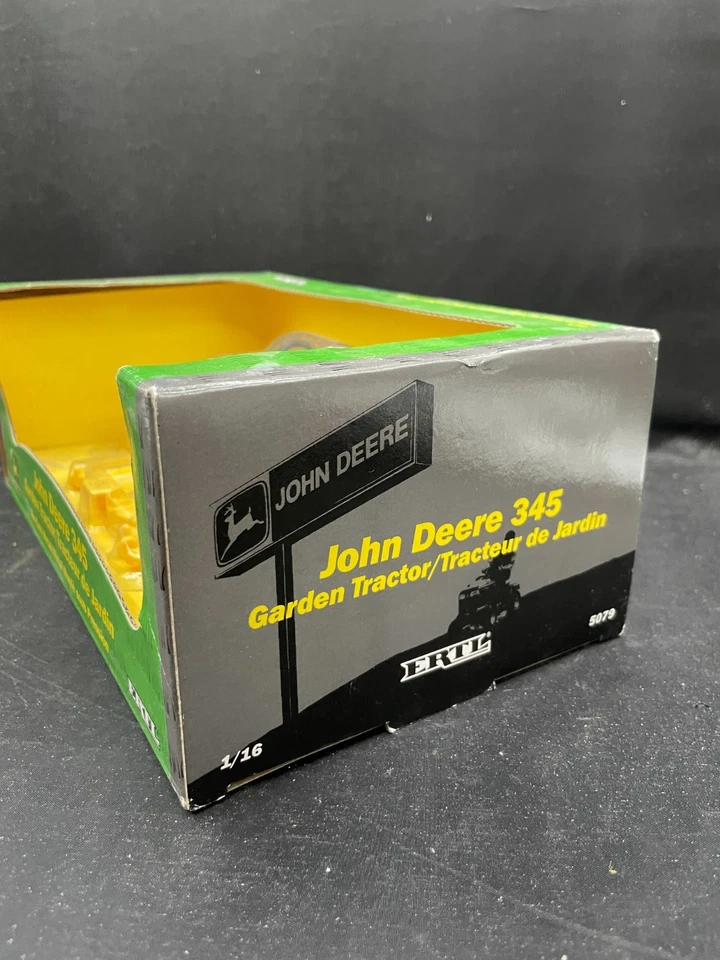 Tractor de jardín Ertl John Deere 345 fundido a presión 1:16 5079 nuevo Foto 3 de 4