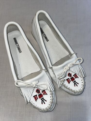 Minnetonka Womens Casual Moccasins Size 9 M White Leather Outdoors Going Out