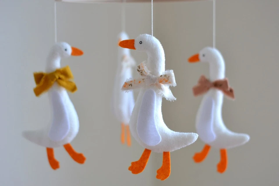 Ganso bebé móvil, pato móvil, guardería móvil niño, cuna móvil niña Foto 3 de 4