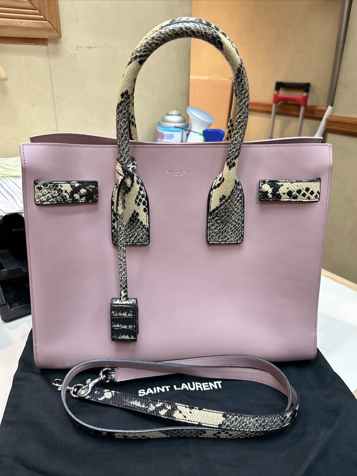 Borsa Yves Saint Laurent YSL Sac De Jour piccola in pelle rosa pitone goffrato