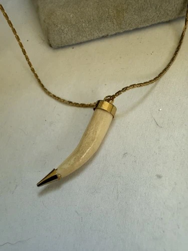 VTG 1970’s 1 1/4” SHARK TOOTH PENDANT ON 28” GOLD PLATED CHAIN -COSTUME JEWELRY