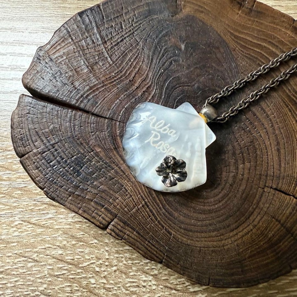 Alba Rosa Hibiscus Shell Necklace with Chain Used Jewelry | eBay Australia