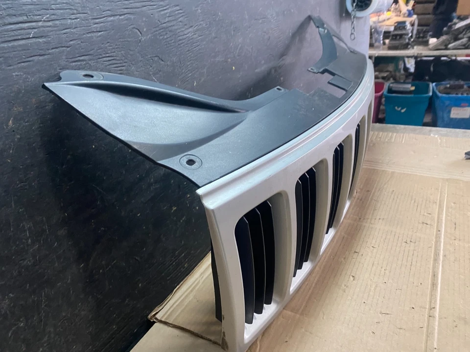 2008 2009 2010 Jeep Grand Cherokee Front Upper Grill Grille OEM V2876 DG - Image 3 of 4