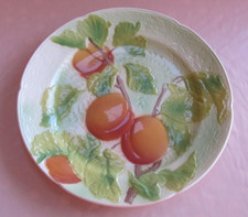 Assiette en barbotine faïence de Saint Clément abricots
