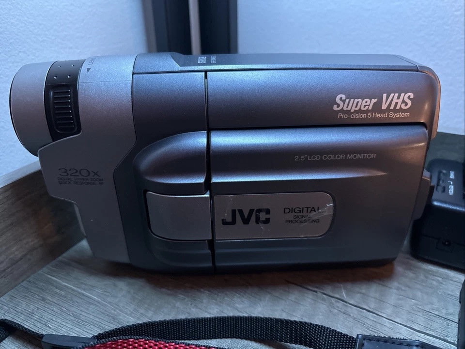 JVC GR-SXM515U Super VHS Camcorder With 2 Batteries 1 Tape And Charger - Image 3 of 4