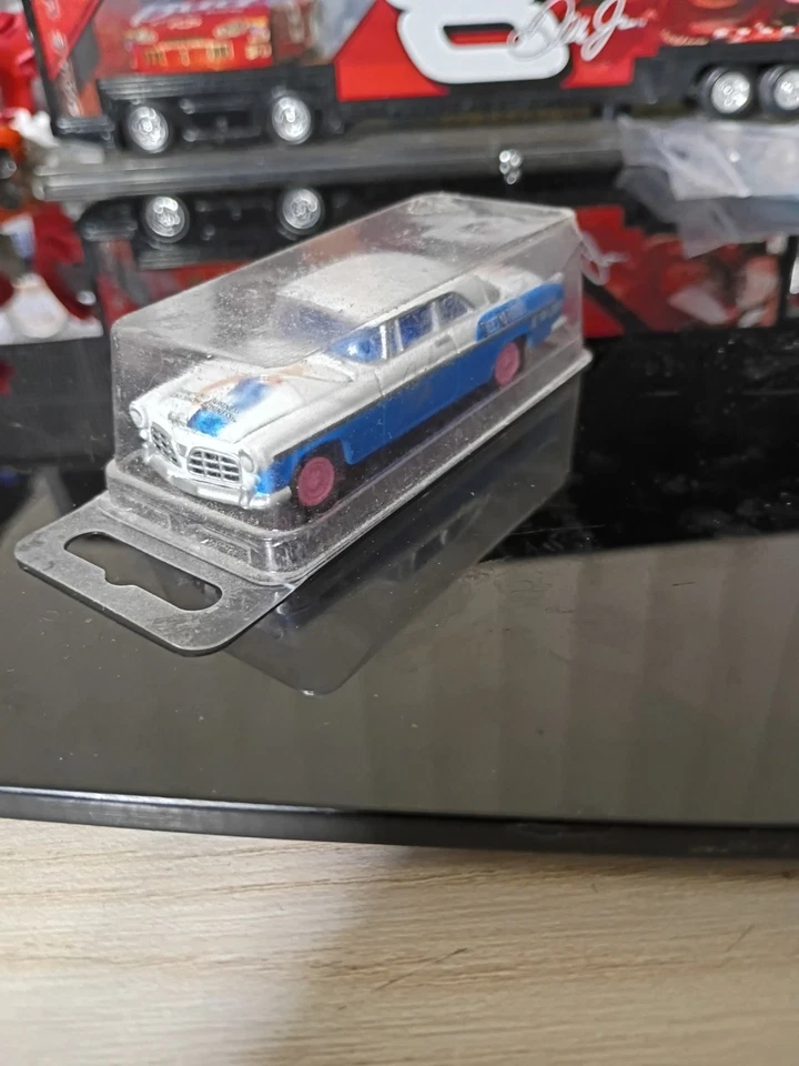 Johnny Lightning Marilyn Monroe Chase 55 Chrysler C 300 1:64 Diecast China Pink - Image 4 of 4