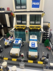 LEGO CITY Police Headquarters 7744 Complete Set Vehicles Minifigures included 