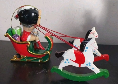 Trineo Betty Boop 2006 Danbury como nuevo primer adorno anual Navidad con caballos de pasatiempo - Imagen 3 de 4