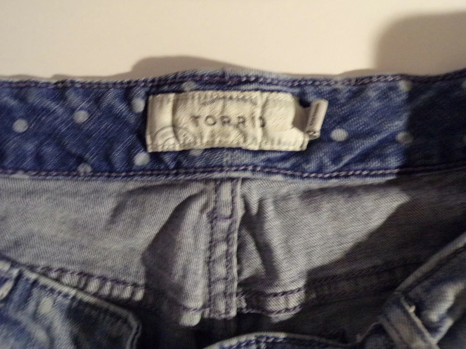 Pantalones Cortos Denim Torrid Mujer Talla 10 Desgastados Corte Poka Dot Medidas 32W/3L Foto 2 de 3