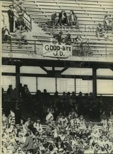 1972 Press Photo New Orleans Saints football fans hang "Good-bye JD" sign in sta