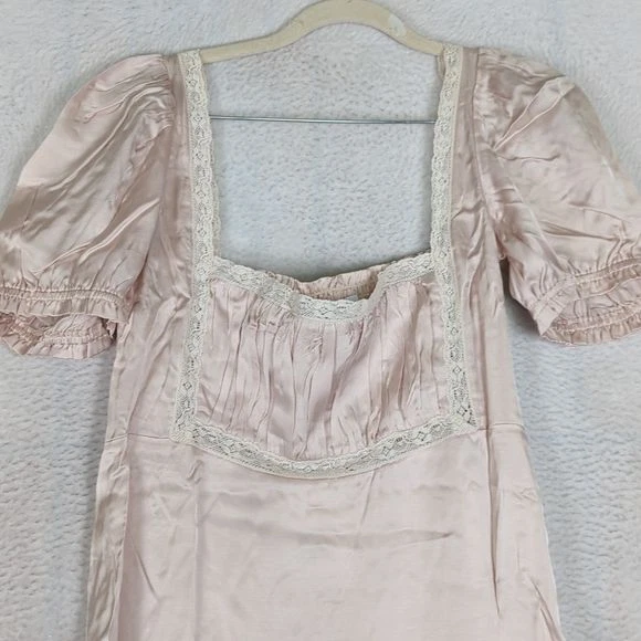 Mini vestido Rumored Junior's Napa Valley Dove cetim manga folhada tamanho M - Imagem 2 de 4