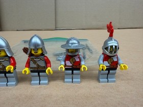 LEGO Castle 852921 Lion Knights Battle Pack 5 Minifigures 36 Pieces No Packaging