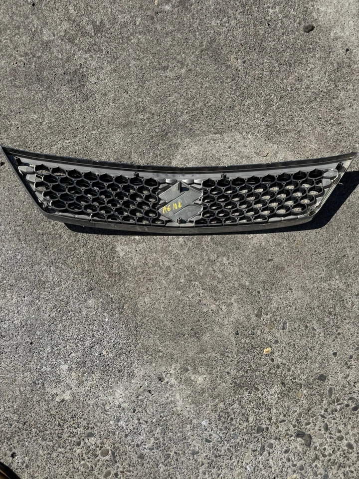 02-05 Suzuki Aerio Front Grill P3923 PS - Image 4 of 4