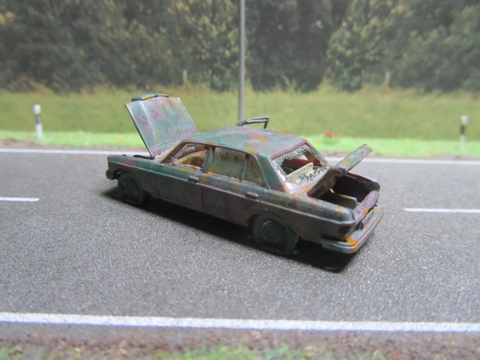 Mercedes 240 D w123 Scheunenfund Autowrack Schrottplatz Patina 1:87 H0 HO UNIKAT - Bild 4 von 4