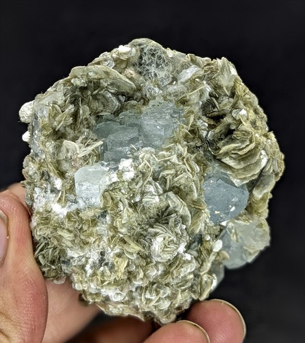 Aguamarina natural con mica en matriz espécimen del valle de Nagar Pakistán - Imagen 3 de 4