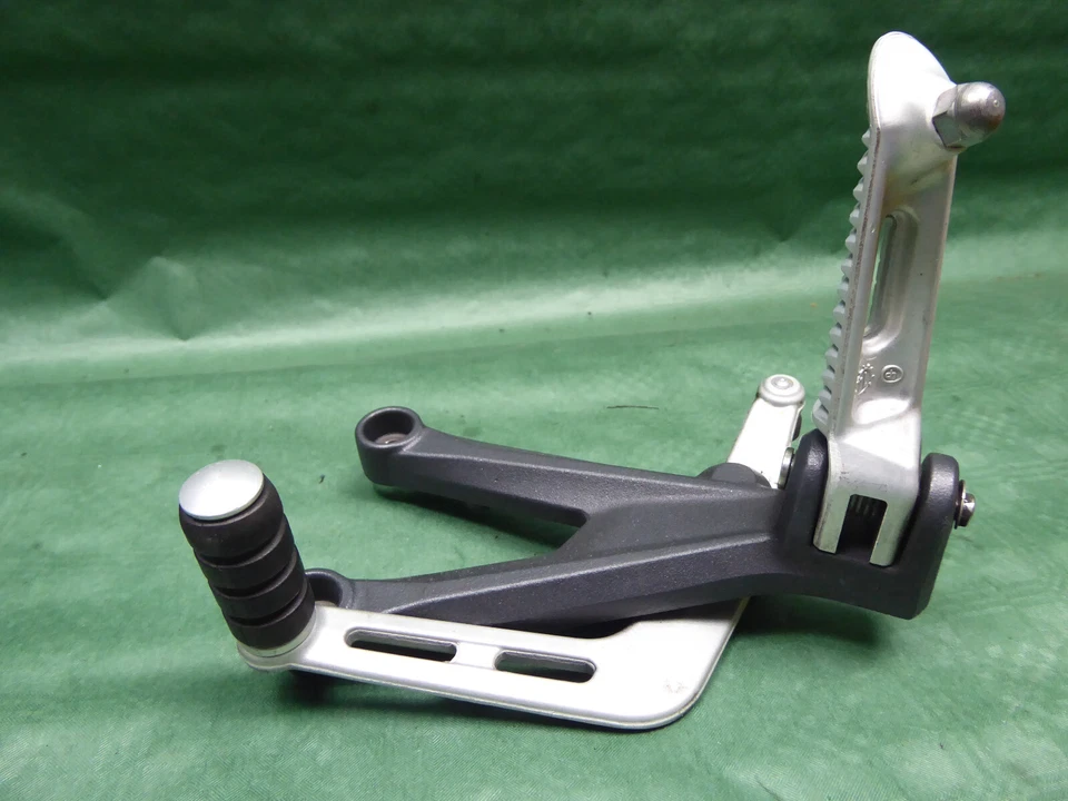 TRIUMPH STREET TRIPLE 765 FOOT REST (int.C0*) FUSSRASTE RASTENHALTER SCHALTHEBEL - Bild 4 von 4