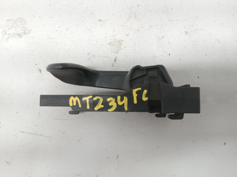 2004 MITSUBISHI GALANT MAÇANETA INTERNA DIANTEIRA ESQUERDA DO LADO DO MOTORISTA FABRICANTE DE EQUIPAMENTO ORIGINAL, MR970139 - Imagem 4 de 4