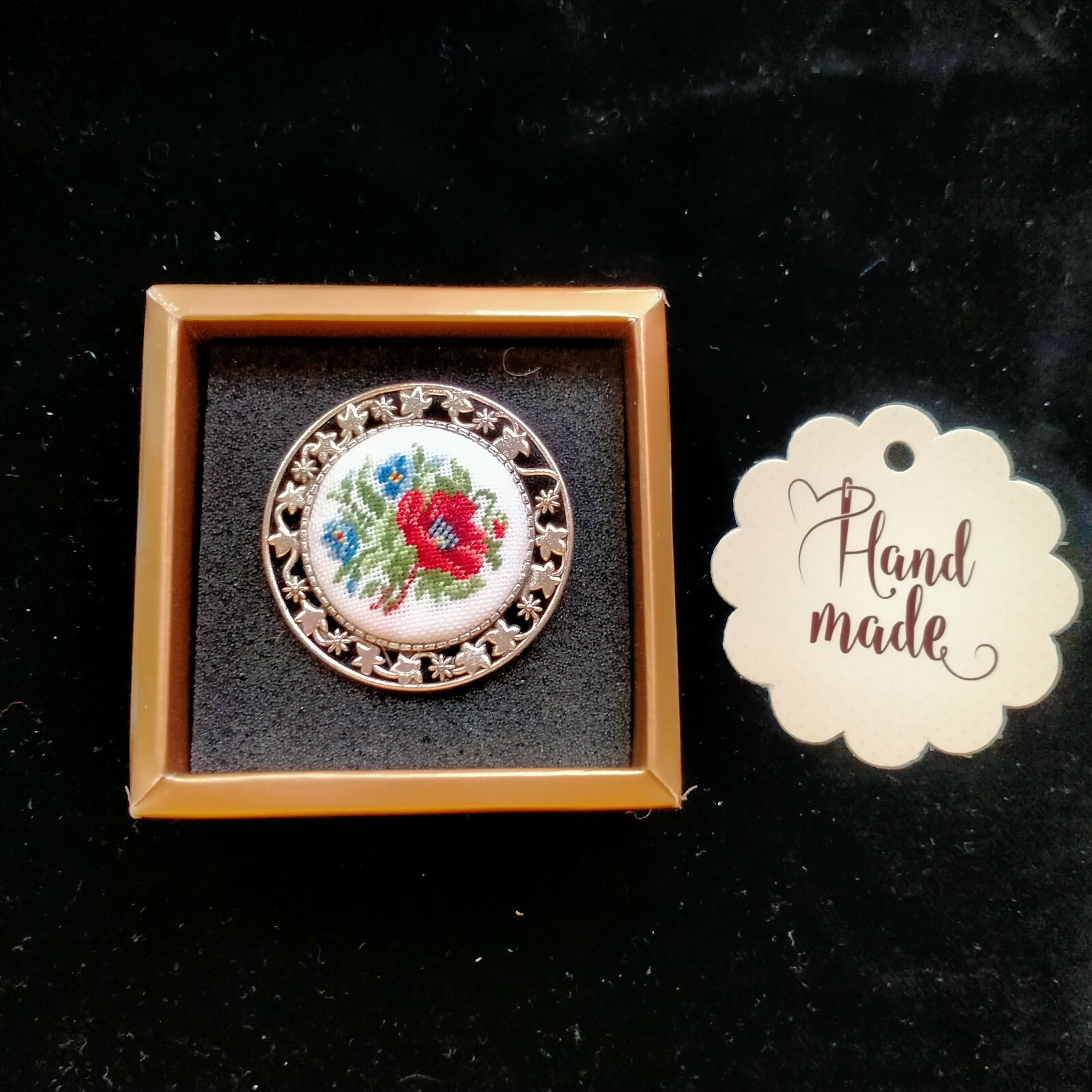 Broche micro broderie fait main pour masquer une imperfection de tissu discrètement