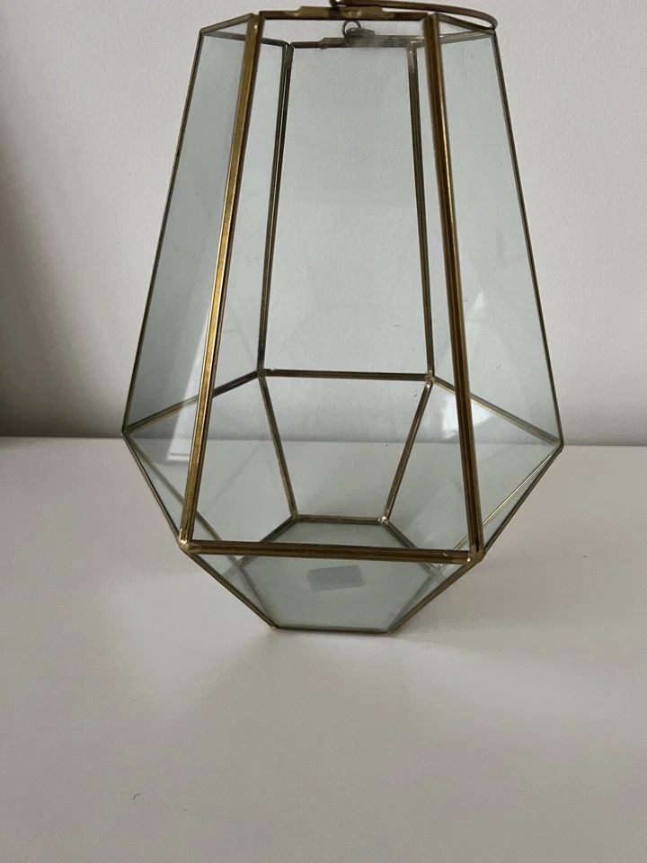 Linterna moderna geométrica de vidrio con borde dorado y mango 6 lados 12x10 Foto 3 de 4