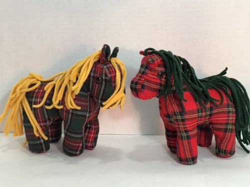 Zwei (2) Breyer Stoffpferde Ponys rot & grün kariert Fransen Mähne und Schwanz 2006 - Bild 1 von 10