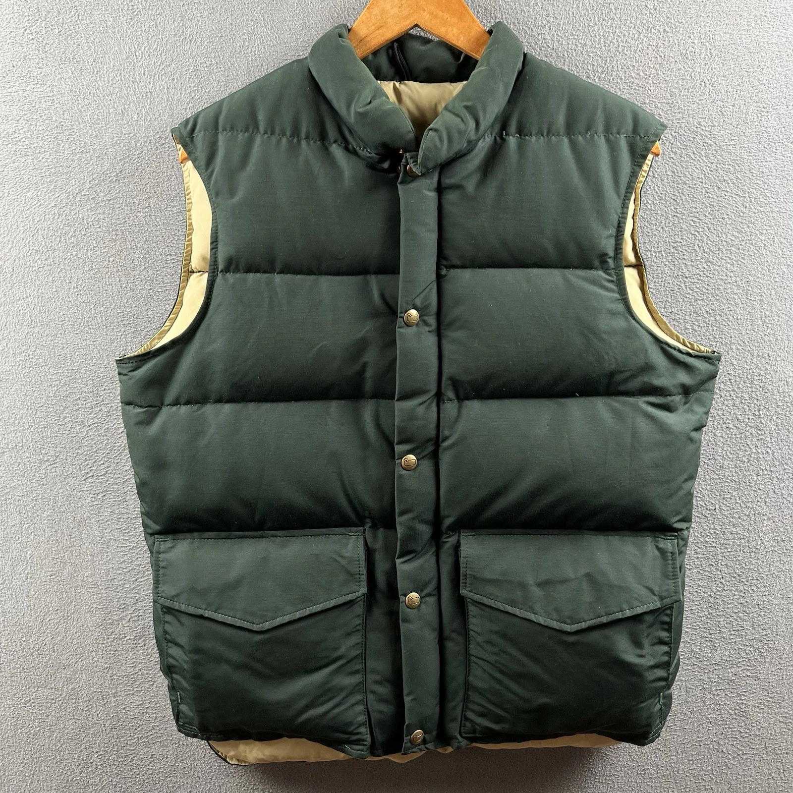 Vintage Woolrich Puffer Vest Mens Medium Green Tan Down Zip Snap 80s Made In USA
Opens in a new wind