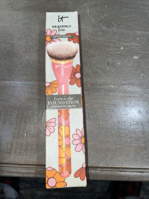 IT Cosmetics Heavenly Luxe Love Is The Foundation Brush Sealed Limited Edition