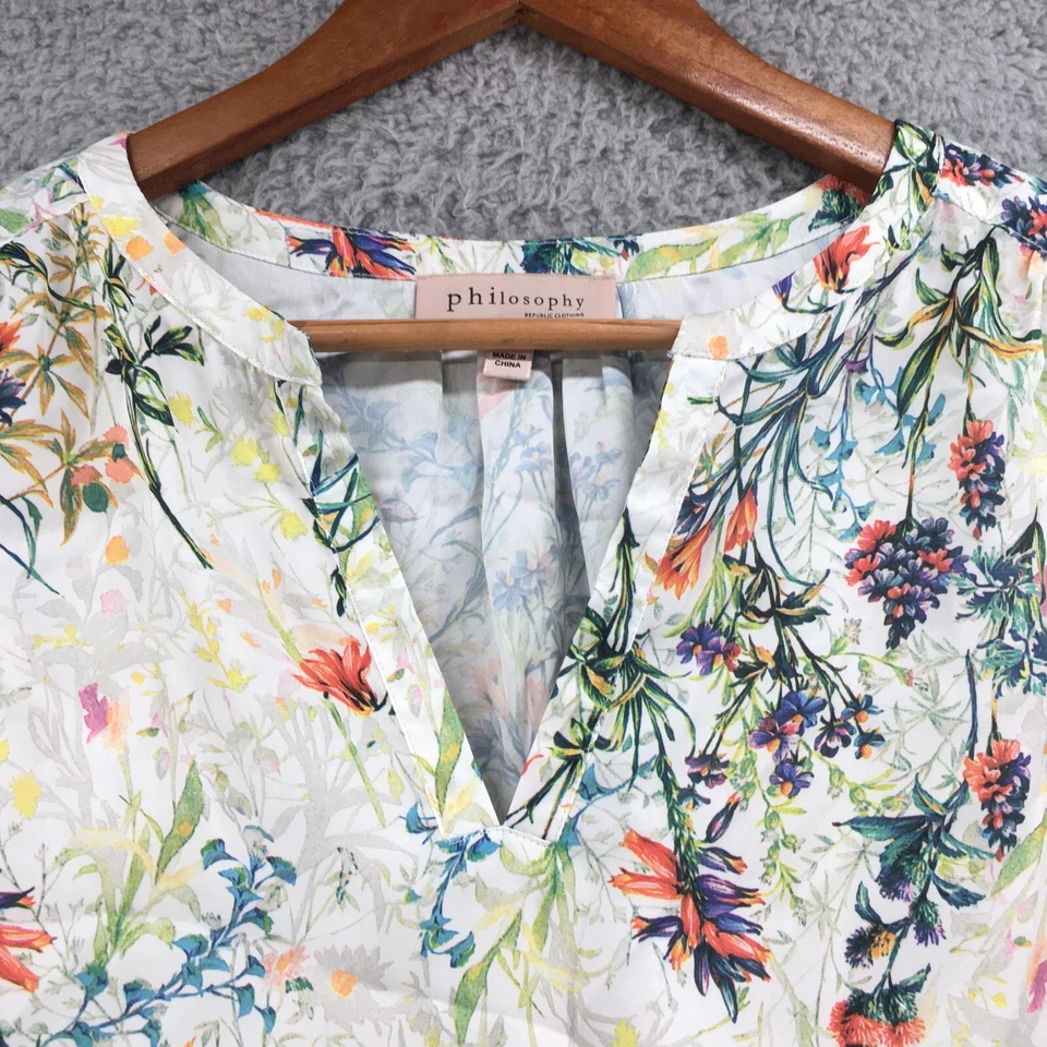 Blusa floral multicolor Philosophy Tops para mujer con caparazón mediano cuello en V manga gorra Foto 3 de 4