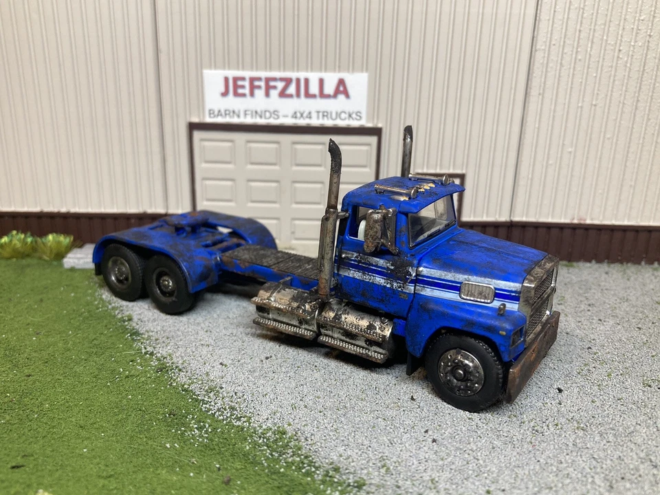 Camión semi tractor Ford LTL-9000 1/64 diecast oxidado desgastado granero encontrar DCP Foto 4 de 4