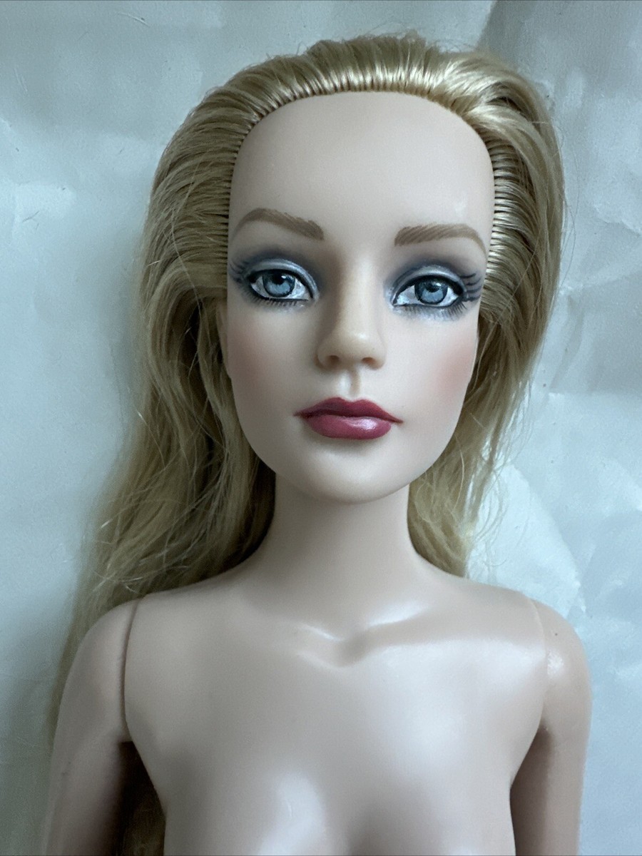 Tonner TYLER 2009 ULTRA BASIC SYDNEY CHASE 16”Fashion Doll