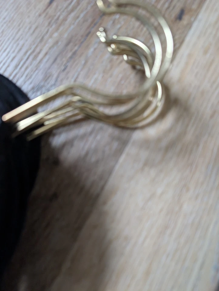 8 perchas abrazables completas para armario para camisas y pantalones, NEGRAS con gancho dorado Foto 4 de 4