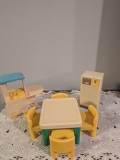 Lote de muebles para casa de muñecas Little Tikes mesa, sillas, refrigerador, isla de cocina