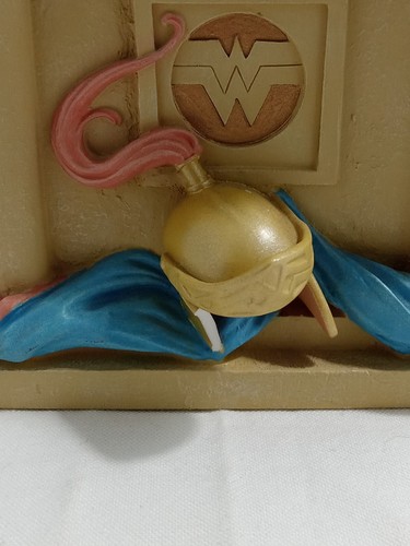 WONDER WOMAN PORCELAIN SNOWGLOBE BRUCKNER/DODSON 0978/1500 2002 DC DIRECT Damage - Picture 2 of 10