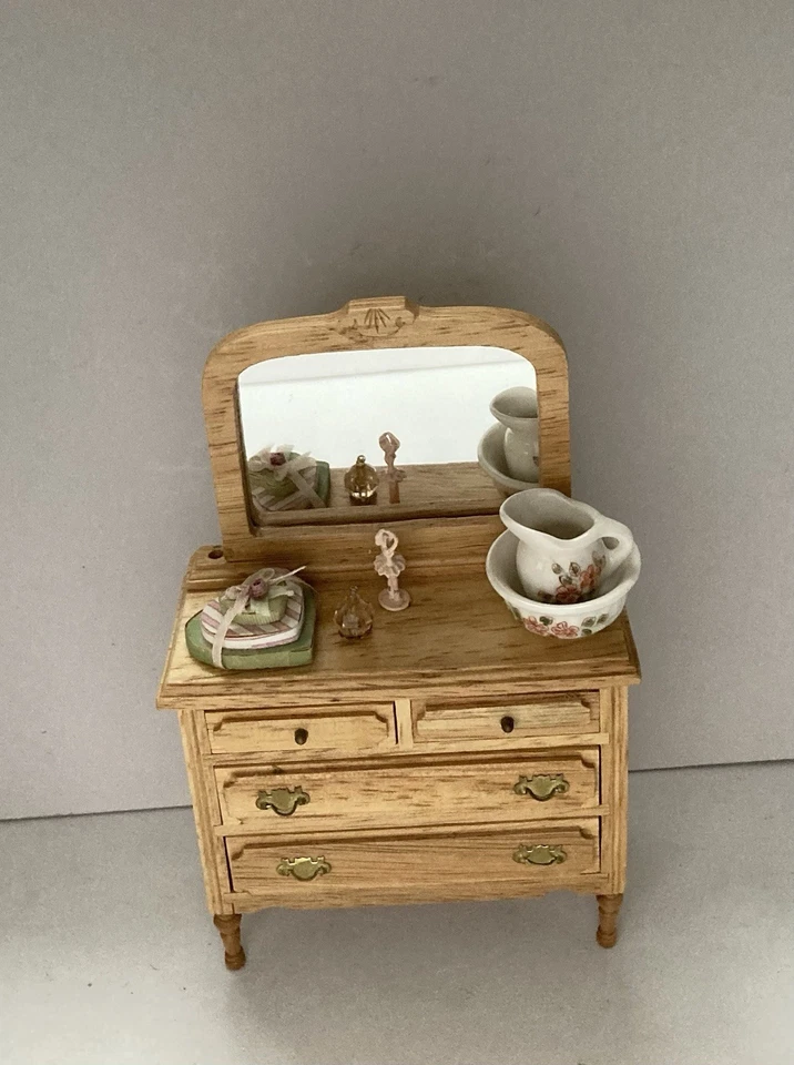 Casa de muñecas miniaturas 1:12 roble cama doble, ropa de cama, tocador y accesorios de espejo Foto 3 de 4