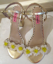 Betsy Johnson Sedona Size 8.5 Sandal Daisies Gold Block Heel Ankle Strap
