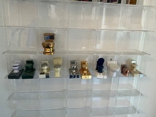 Sammlung von 11 Feuerzeugen als Toilettenschlüsseln