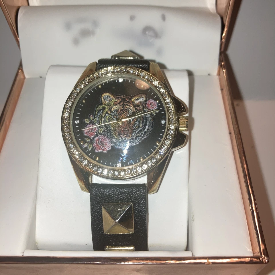 Rocawear feminino elegante rosto redondo com rosto de tigre e rosas - Imagem 2 de 4