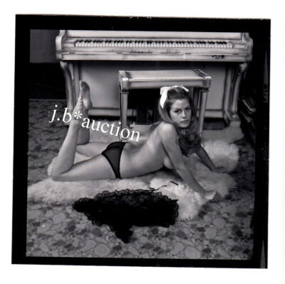 Fast NACKTES US MODEL ''DIANE STOREY'' AM PIANO Aktfoto * 70s GEORGE B Vintage #6