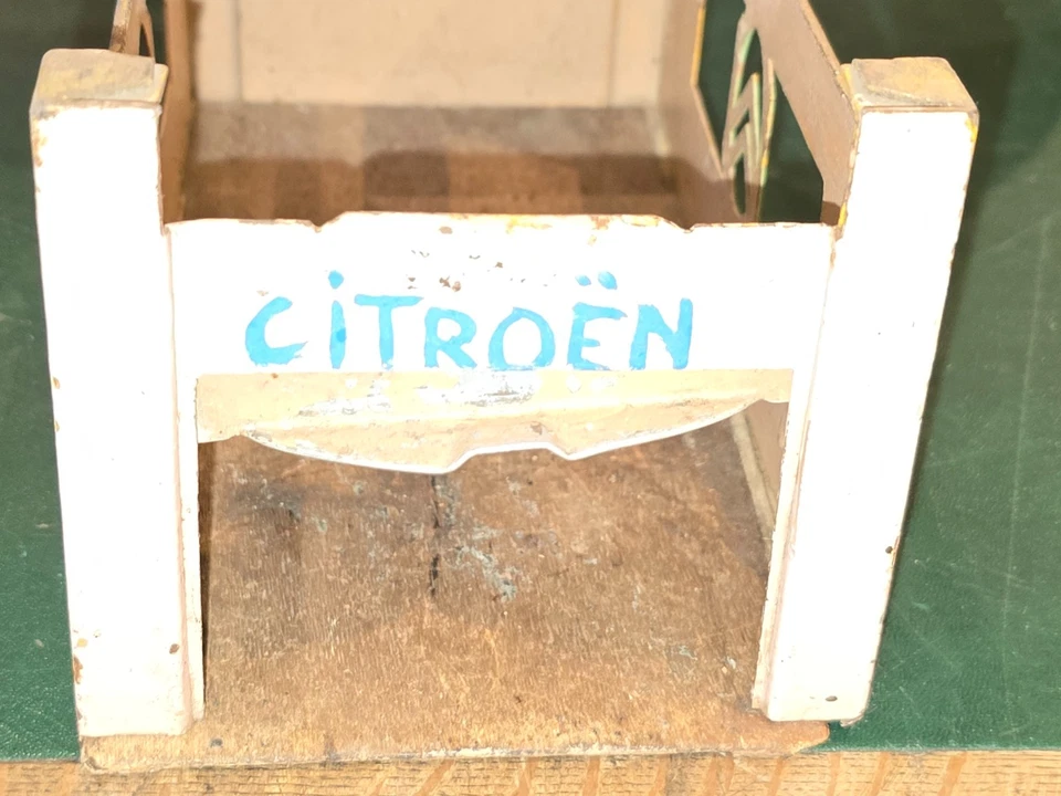 CITROEN 1930s TIN SHEET METAL GARAGE - Image 4 of 4