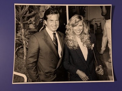 George Hamilton und Alana Stewart, seltenes Werbe-Pressefoto von 1988
