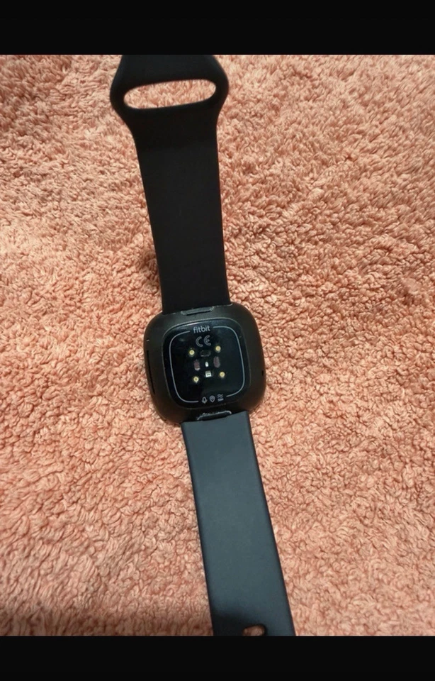 Fitbit Versa 3, photo 2 of 3