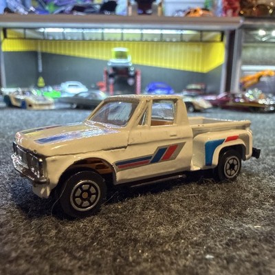 Yatming #1700 White Chevrolet LUV Stepside Pickup 1/64 Diecast Chevy Truck