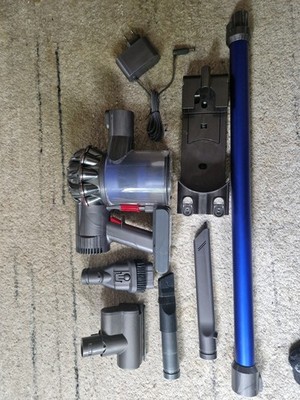 Dyson V6 Staubsauger mit  neuem Akku und Zubehör - Ideal für Camping, Auto etc.